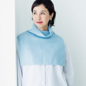 スヌード ￥20,900／ティッカ、シャツ￥14,300 ／ソージュ（ソージュ オンラインストア）、 イヤリング￥16,500／フォーク バイ エヌ （UTS PR）