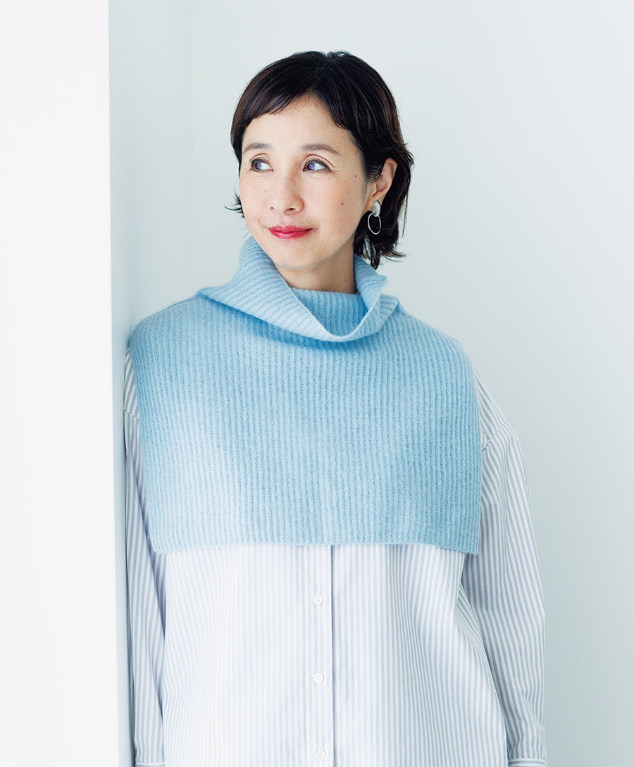 スヌード ￥20,900／ティッカ、シャツ￥14,300 ／ソージュ（ソージュ オンラインストア）、 イヤリング￥16,500／フォーク バイ エヌ （UTS PR）