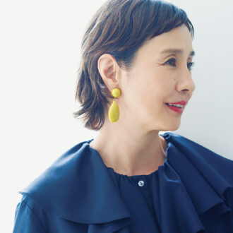 イヤリング￥5,400／アビ ステ、ブラウス￥22,000 ／ハリス（金万）