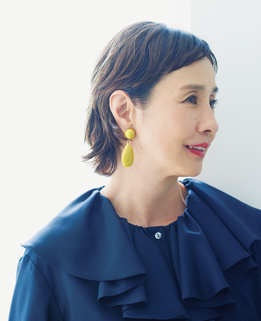 イヤリング￥5,400／アビ ステ、ブラウス￥22,000 ／ハリス（金万）