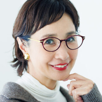 メガネ￥41,800（レンズ別）／オグラ眼鏡店、ニット￥55,000／ヴェリテクール、タートルカットソー￥19,800 ／ハウス オブ ロータス（ハウス オブ ロータス 二子玉川店）、イヤリング￥11,000 ／アビステ