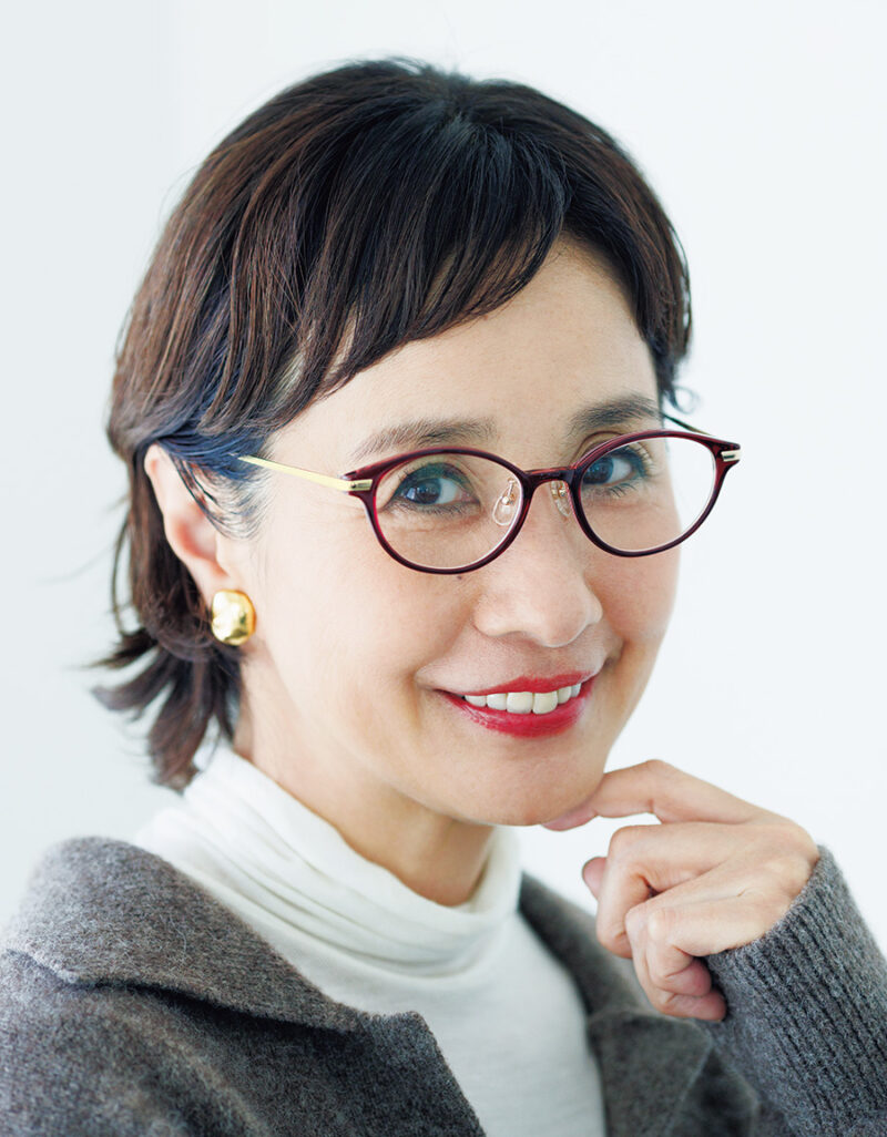 メガネ￥41,800（レンズ別）／オグラ眼鏡店、ニット￥55,000／ヴェリテクール、タートルカットソー￥19,800 ／ハウス オブ ロータス（ハウス オブ ロータス 二子玉川店）、イヤリング￥11,000 ／アビステ