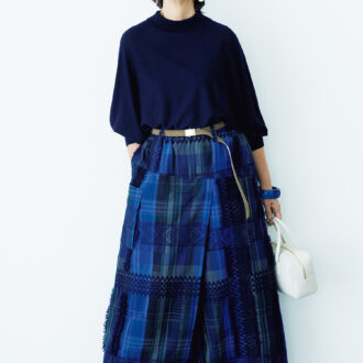 ベルト￥13,200 ／レフィエ（フラッパーズ）、ニット￥25,300 ／シップス プライマリーネイビー レーベル（シップス インフォメーションセンター）、パンツ￥137,500／プランテーション（エイ・ネット）、バッグ￥38,500 ／ルメメ、ブーツ￥89,100／ブレンテッラ（ハウス オブ ロータス 二子玉川店）、ピアス￥11,880、バングル￥12,960／ともにアビステ