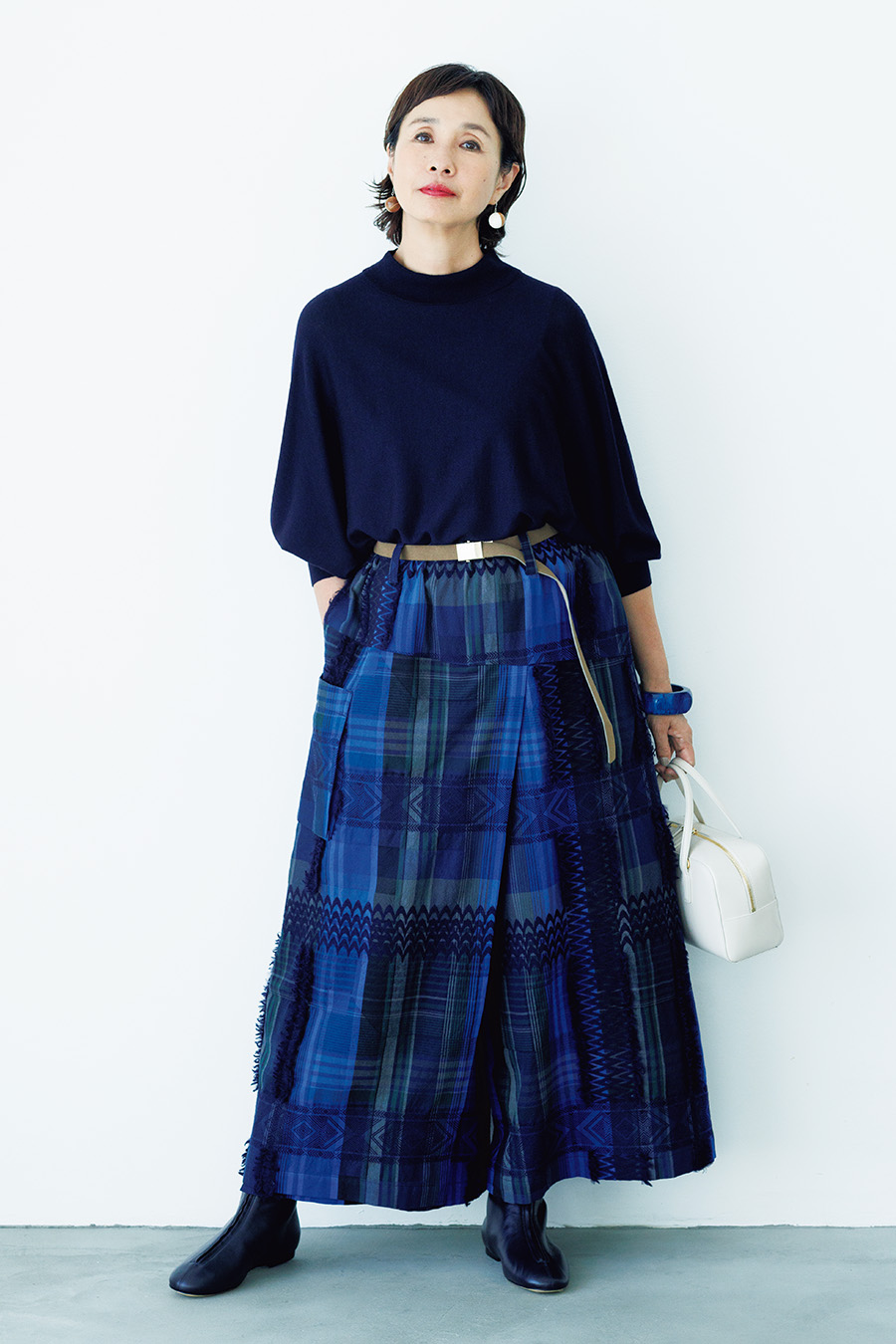 ベルト￥13,200 ／レフィエ（フラッパーズ）、ニット￥25,300 ／シップス プライマリーネイビー レーベル（シップス インフォメーションセンター）、パンツ￥137,500／プランテーション（エイ・ネット）、バッグ￥38,500 ／ルメメ、ブーツ￥89,100／ブレンテッラ（ハウス オブ ロータス 二子玉川店）、ピアス￥11,880、バングル￥12,960／ともにアビステ