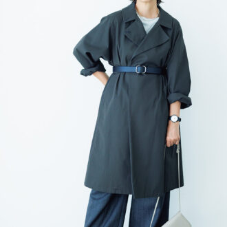 ベルト￥1,980 ／グローバルワーク（アダストリア）、コート￥25,300／ ミズイロインド（マーコート）、ニット￥24,200 ／ケイ ハヤマ プリュス、パンツ￥35,200／ティッカ、バッグ￥18,700 ／ローソウル、サンダル￥23,100 ／フラワーズ バイ シエテ（シップス インフォメーションセンター）、ネックレス￥33,000／ミチ ウィルウェイ、時計￥57,200 ／さざれ（ともにフォーティーン ショールーム）、靴下￥1,100 ／タビオ