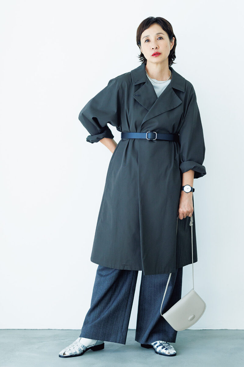 ベルト￥1,980 ／グローバルワーク（アダストリア）、コート￥25,300／ ミズイロインド（マーコート）、ニット￥24,200 ／ケイ ハヤマ プリュス、パンツ￥35,200／ティッカ、バッグ￥18,700 ／ローソウル、サンダル￥23,100 ／フラワーズ バイ シエテ（シップス インフォメーションセンター）、ネックレス￥33,000／ミチ ウィルウェイ、時計￥57,200 ／さざれ（ともにフォーティーン ショールーム）、靴下￥1,100 ／タビオ