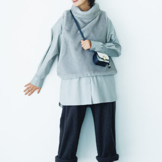 靴下￥1,430 ／タビオ、ベスト￥29,700、シャツ￥39,600 ／ともにプレインピープル（プレインピープル青山）、パンツ￥35,200／ヴェリテクール、バッグ￥23,100 ／アーカイブエプク、サンダル￥74,800／パラブーツ（パラブーツ青山店）、イヤリング￥7,700 ／アビステ