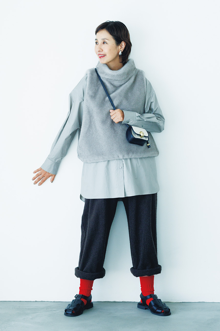 靴下￥1,430 ／タビオ、ベスト￥29,700、シャツ￥39,600 ／ともにプレインピープル（プレインピープル青山）、パンツ￥35,200／ヴェリテクール、バッグ￥23,100 ／アーカイブエプク、サンダル￥74,800／パラブーツ（パラブーツ青山店）、イヤリング￥7,700 ／アビステ