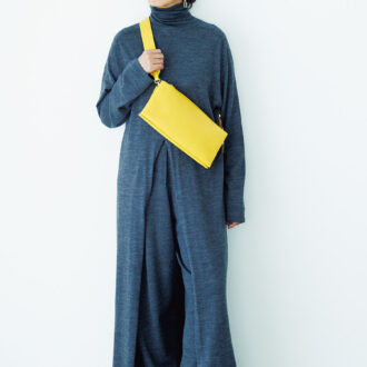 バッグ￥39,600／オルセット（オルサ）、ワンピース￥57,200、パンツ￥41,800 ／ともにハウス オブ ロータス（ハウス オブ ロータス 二子玉川店）、シューズ￥36,300／ファビオ ルスコーニ（伊勢丹新宿本店 本館 ２階 婦人靴）、ピアス￥13,200 ／サローネ サーティ（フォーティーン ショールーム）