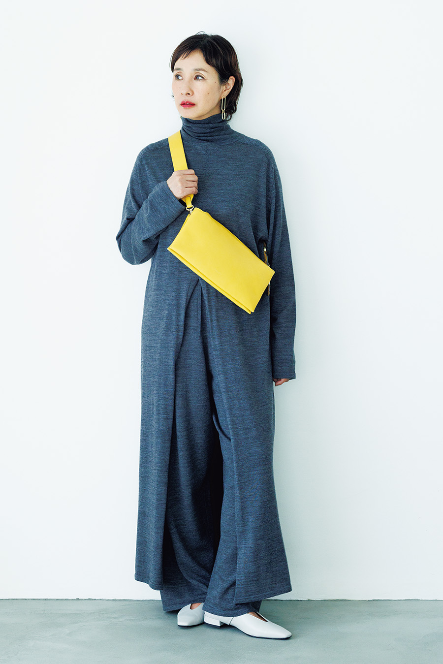 バッグ￥39,600／オルセット（オルサ）、ワンピース￥57,200、パンツ￥41,800 ／ともにハウス オブ ロータス（ハウス オブ ロータス 二子玉川店）、シューズ￥36,300／ファビオ ルスコーニ（伊勢丹新宿本店 本館 ２階 婦人靴）、ピアス￥13,200 ／サローネ サーティ（フォーティーン ショールーム）