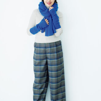 ストール￥15,400、グローブ￥7,700 ／ともにソージュ（ソージュ オンラインストア）、ニット￥23,100 ／ティッカ、パンツ￥23,650 ／ヒューマン ウーマン、シューズ￥41,800 ／カステラーノ（フラッパーズ）