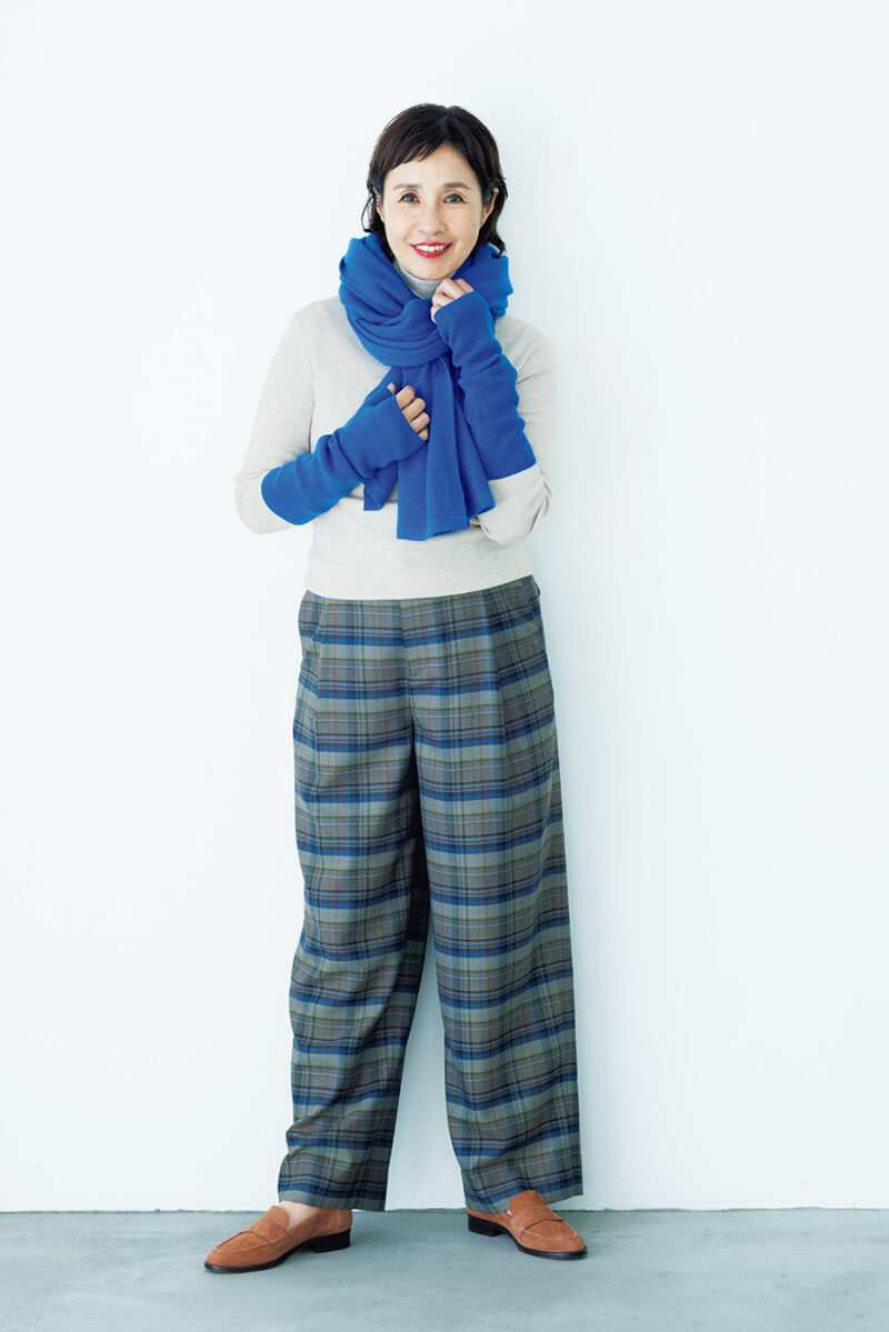 ストール￥15,400、グローブ￥7,700 ／ともにソージュ（ソージュ オンラインストア）、ニット￥23,100 ／ティッカ、パンツ￥23,650 ／ヒューマン ウーマン、シューズ￥41,800 ／カステラーノ（フラッパーズ）