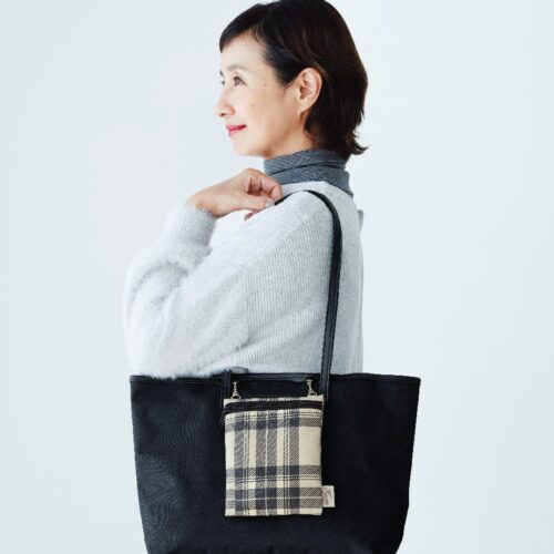 大人のおしゃれ手帖 2025年12月号 付録【高級感漂うトート＆ポシェット
豪華2点セット！】 ポシェットの本体をトートにセットしてアレンジ