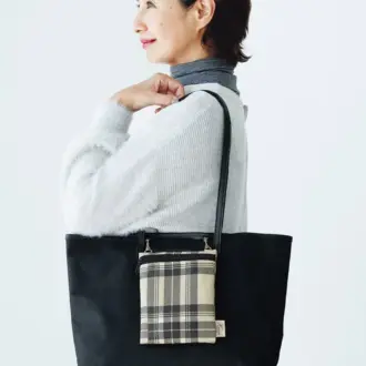 ポシェットの本体をトートにセットして、シンプルなバッグをおしゃれにアレンジ。