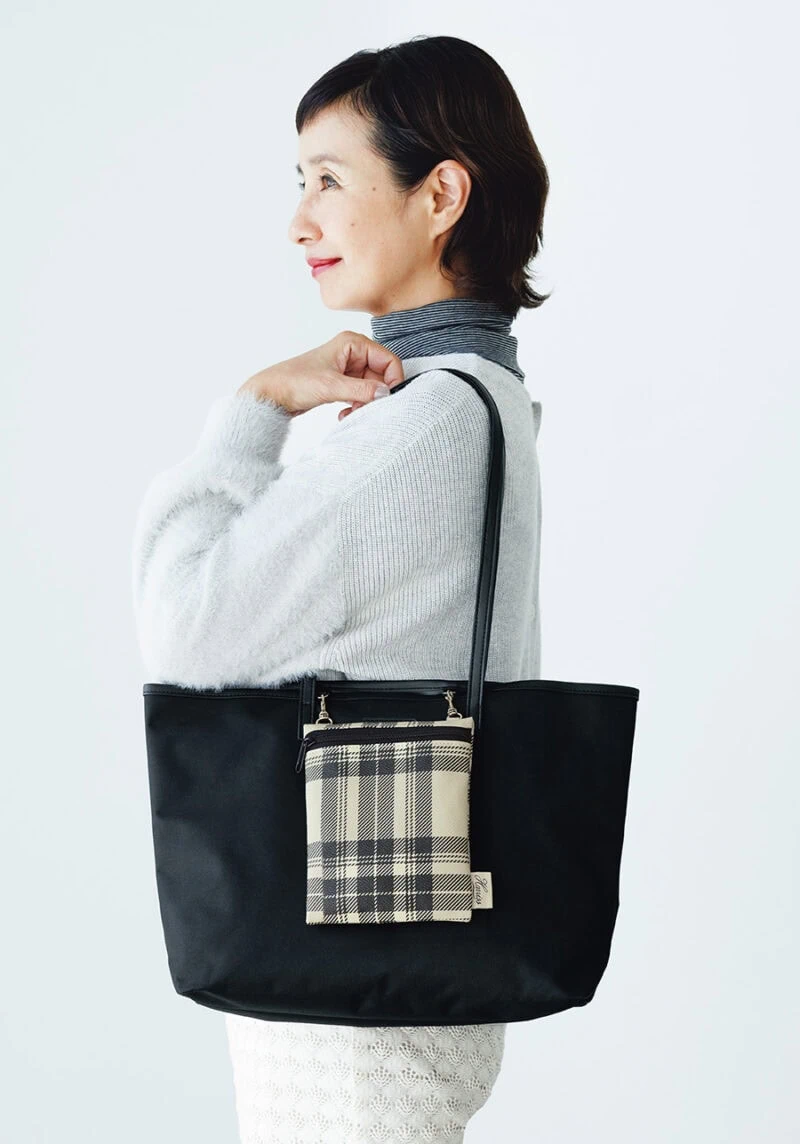 ポシェットの本体をトートにセットして、シンプルなバッグをおしゃれにアレンジ。