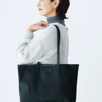 シンプルな黒のトートは、服や人を選ばず使いやすいのが◎。