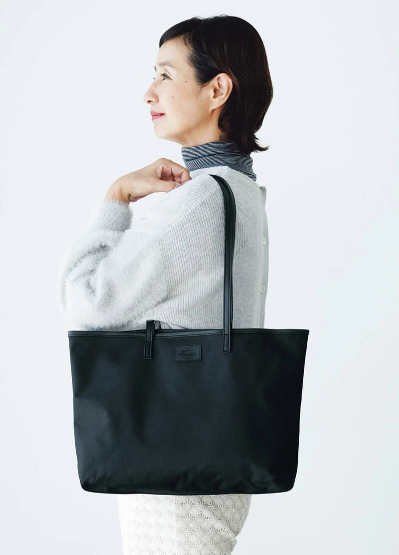 シンプルな黒のトートは、服や人を選ばず使いやすいのが◎。