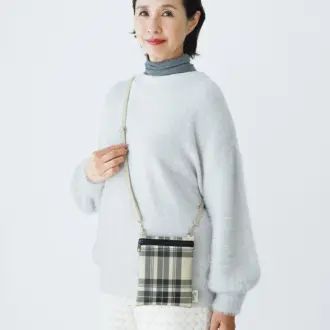 モノトーンの大判チェックが大人っぽく、コーディネートのアクセントにもなるポシェット。