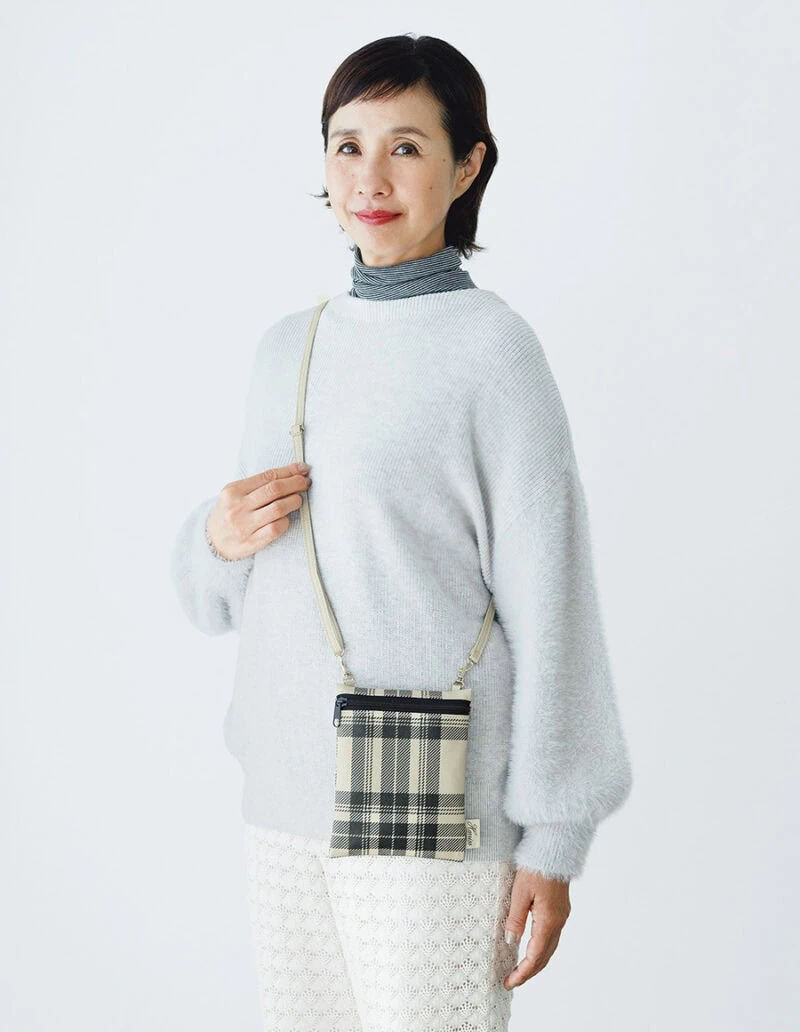 モノトーンの大判チェックが大人っぽく、コーディネートのアクセントにもなるポシェット。