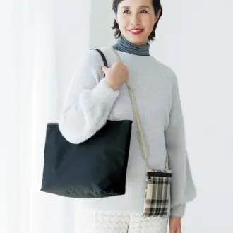 モノトーンチェックのポシェットとトートのカラーがリンクして、2個持ちもおしゃれにまとまります。