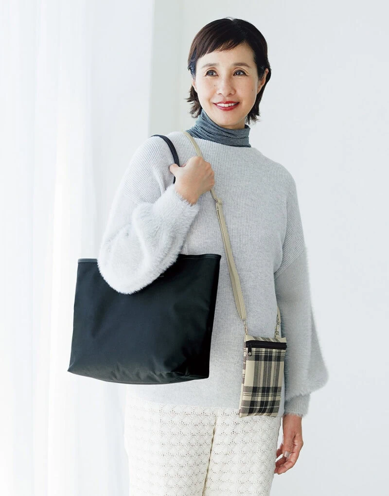 モノトーンチェックのポシェットとトートのカラーがリンクして、2個持ちもおしゃれにまとまります。