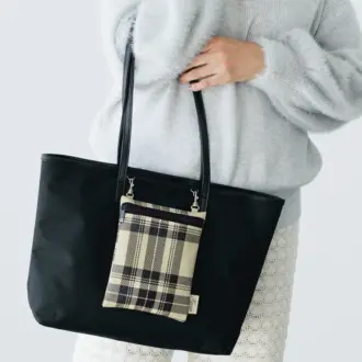 手持ちも肩かけもしやすい持ち手