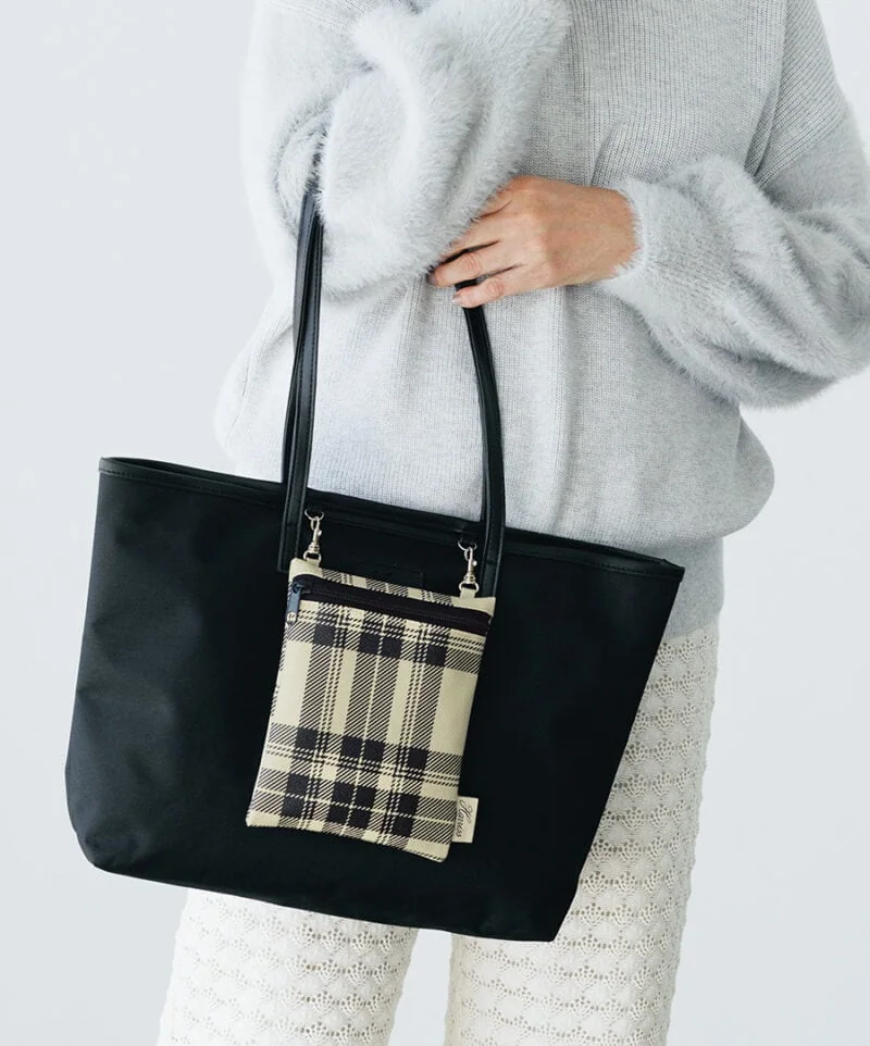 手持ちも肩かけもしやすい持ち手