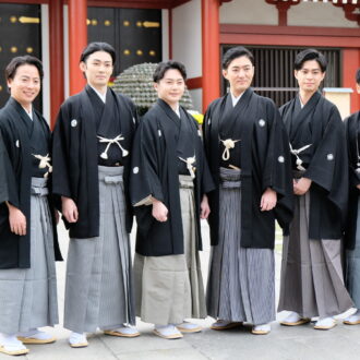 「新春浅草歌舞伎」2026の出演者たち。浅草寺五重塔にて（2025年11月18日）