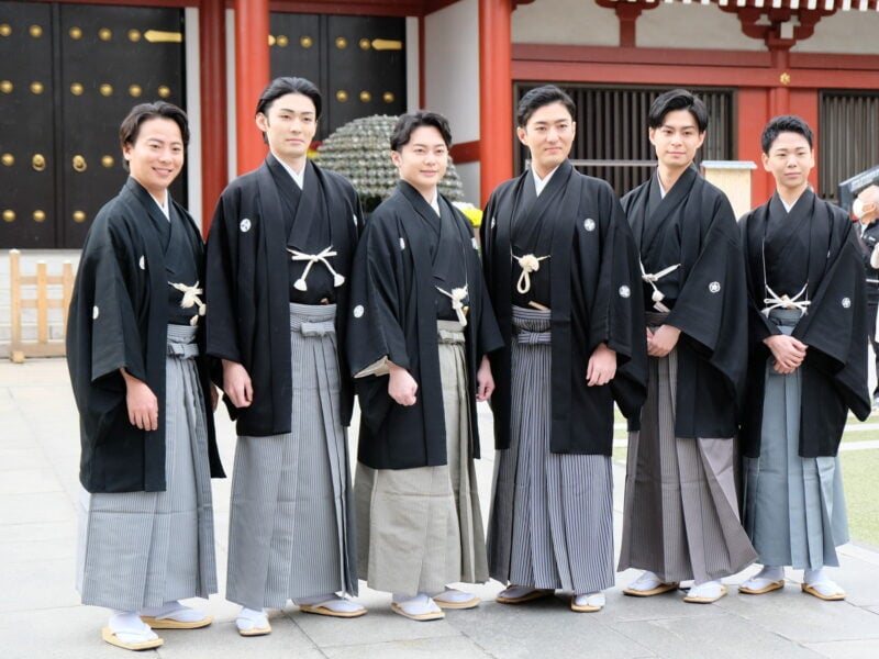 「新春浅草歌舞伎」2026の出演者たち。浅草寺五重塔にて（2025年11月18日）