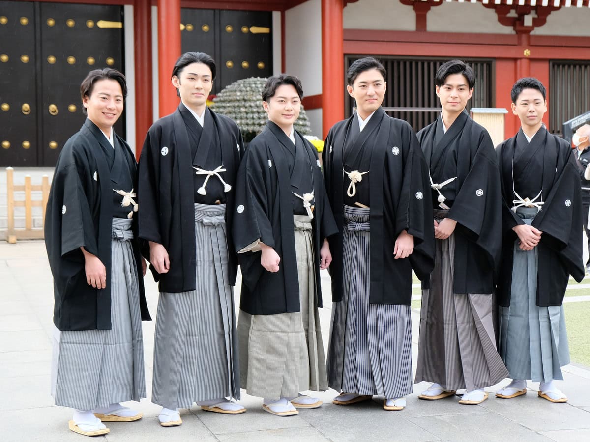 「新春浅草歌舞伎」2026の出演者たち。浅草寺五重塔にて（2025年11月18日）