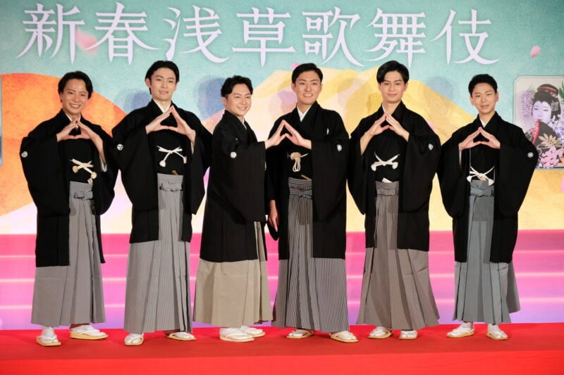“浅草ポーズ”をきめる出演者たち。「新春浅草歌舞伎」の製作発表記者会見にて。（2025年11月18日）