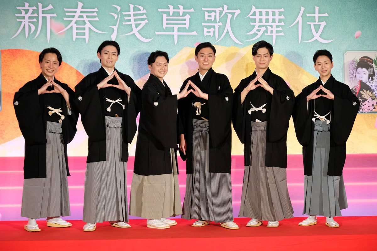 “浅草ポーズ”をきめる出演者たち。「新春浅草歌舞伎」の製作発表記者会見にて。（2025年11月18日）