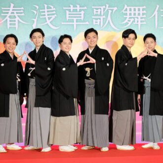 ペアで“浅草ポーズ”！「新春浅草歌舞伎」記者会見にて。（2025年11月18日）