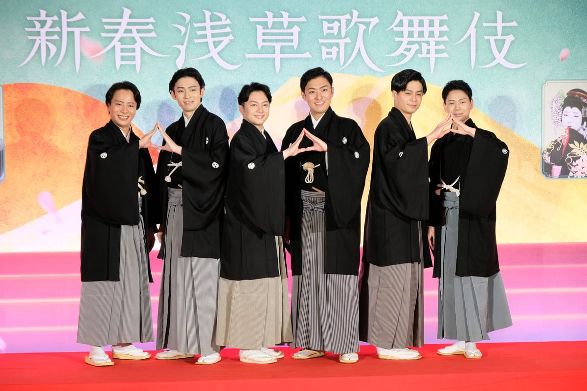 ペアで“浅草ポーズ”！「新春浅草歌舞伎」記者会見にて。（2025年11月18日）