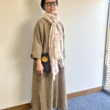 【京都スナップ】シンプルなワンピースをたっぷり大判ストールでアレンジ