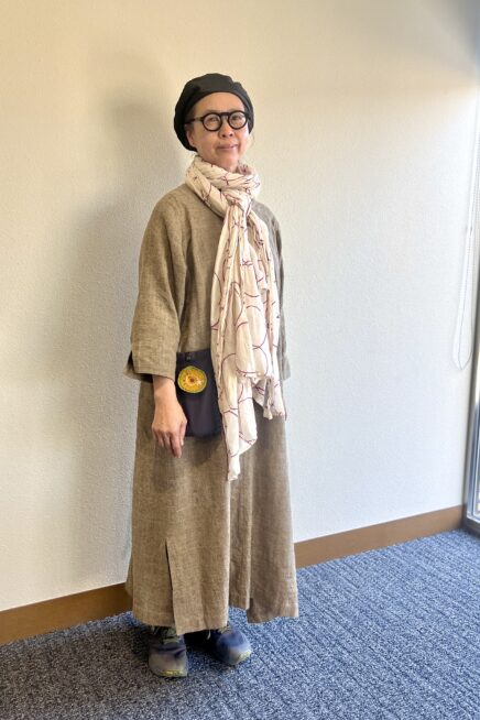 【京都スナップ】シンプルなワンピースをたっぷり大判ストールでアレンジ