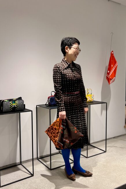 【京都スナップ】ヴィンテージのワンピースを着こなす50代のレトロコーデ