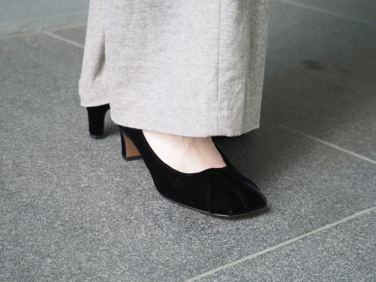 オーエのベロアパンプス