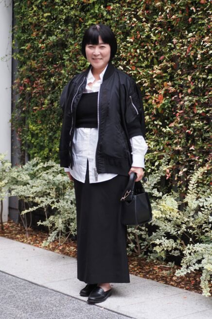 【スナップ】50代の「ビスチェ」コーデ、これ正解！ 「白シャツ」合わせで都会派に