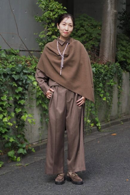 【スナップ】50代もマネしたいワントーンコーデ！ 2025年はブラウンの濃淡であか抜ける