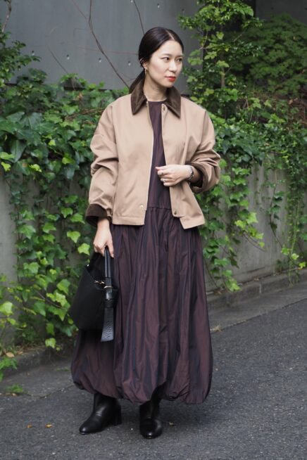 【スナップ】一枚でサマになる「バルーンワンピース」で旬顔に！ ラフなジャケットとの絶妙バランスが◎