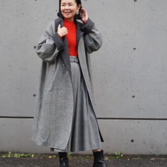 【スナップ】50代の冬コーデは赤×グレーで華やかに！ 大草直子さんコラボの上品チェックコートが主役
