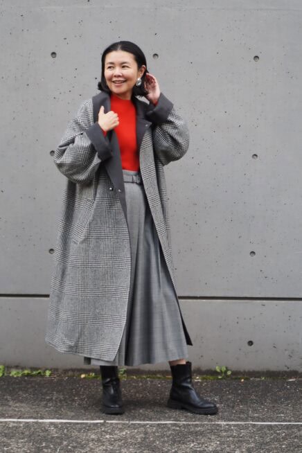 【スナップ】50代の冬コーデは赤×グレーで華やかに！ 大草直子さんコラボの上品チェックコートが主役