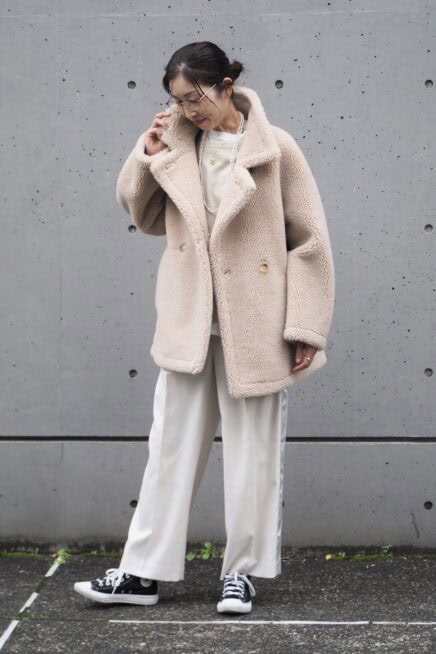 【スナップ】50代こそ必見！ 冬のワントーンコーデは「ホワイト」でトーンアップ