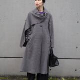 【スナップ】コート選びに迷う50代、必見！ 上質なグレーで魅せる都会派コーデ