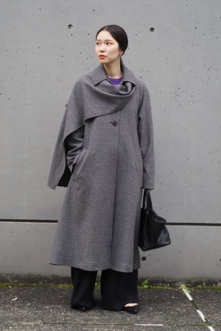 【スナップ】コート選びに迷う50代、必見！ 上質なグレーで魅せる都会派コーデ
