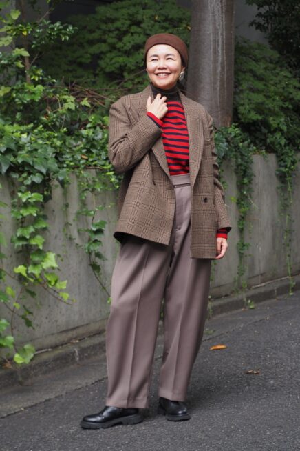 【スナップ】秋はオーバーサイズの「ジャケット」で決まり！ 50代おしゃれ上級者のブラウンコーデから目が離せない