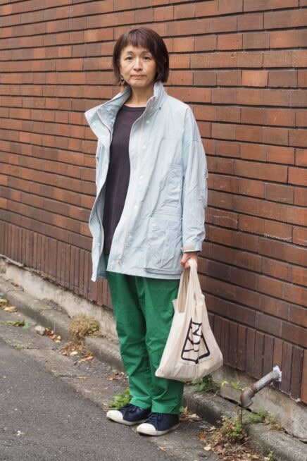 【スナップ】大人世代は「きれい色」をどう使う？ 若々しくアクティブな機能性抜群コーデ