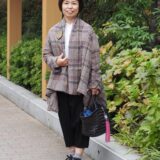 【スナップ】「コム デ ギャルソン」のサルエルパンツが50代のナチュラルコーデにマッチ！ フリマ＆蚤の市で出会った宝物を添えて