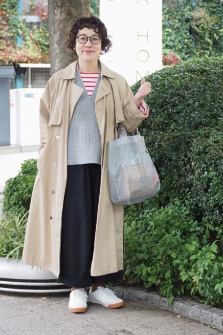 【スナップ】「ユニクロ」コラボのニットベストが大活躍！ 大人の抜け感トレンチスタイル